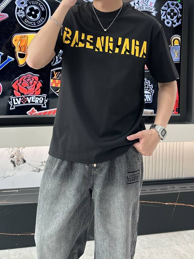 巴黎世家 2025春夏新款首发专柜最新款短袖圆领T恤 高端订制 设计前卫时尚 品牌Logo重工艺设计 高端定制丝光云朵棉面料.手感柔软.穿着舒适.专柜级别精致车