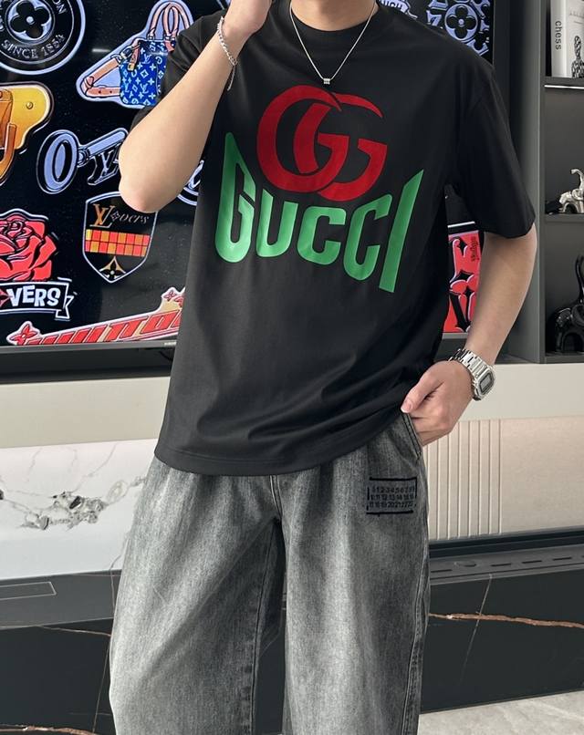 gucc 2025春夏新款首发专柜最新款短袖圆领T恤 高端订制 设计前卫时尚 品牌Logo重工艺设计 高端定制丝光云朵棉面料.手感柔软.穿着舒适.专柜级别精致车