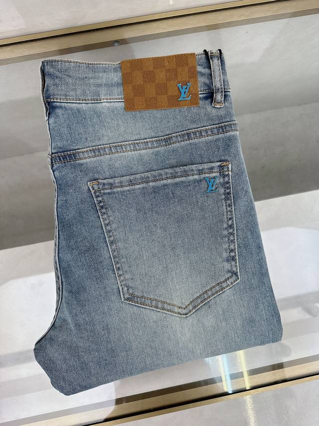 Lv 2025春夏新款现货上市 原单爆款牛仔裤超级定制款 原版五金 超级重工工艺 版型超赞细节做工无可挑剔 款式不挑人 特别高档 好货不等人 看中赶紧下手 尺码