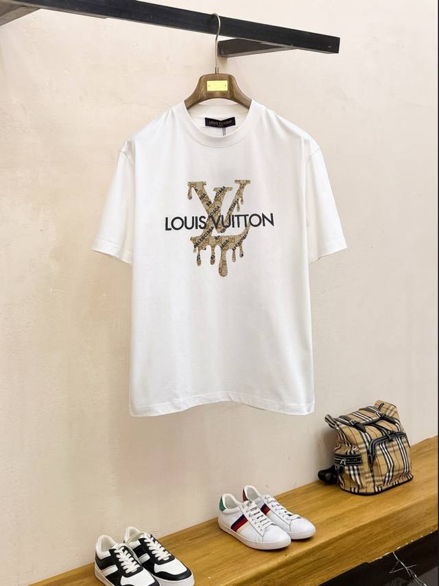 louis Vuitton路易威登 40Ss新款经典印花短袖 明星穿搭款 采用双纱纯棉280G 印花工艺 面料颜色定制定染 不缩水不退色 手感舒服 质感超强潮男