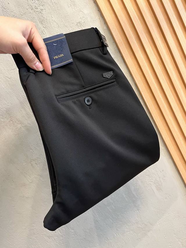 prada 普拉达 新款来袭2025春夏新款新品 专柜有售 实体店极品休闲裤专柜原版1:1好货 适合各个年龄段 市场最高版本的欧洲进口面料 舒适柔软亲肤 上身效