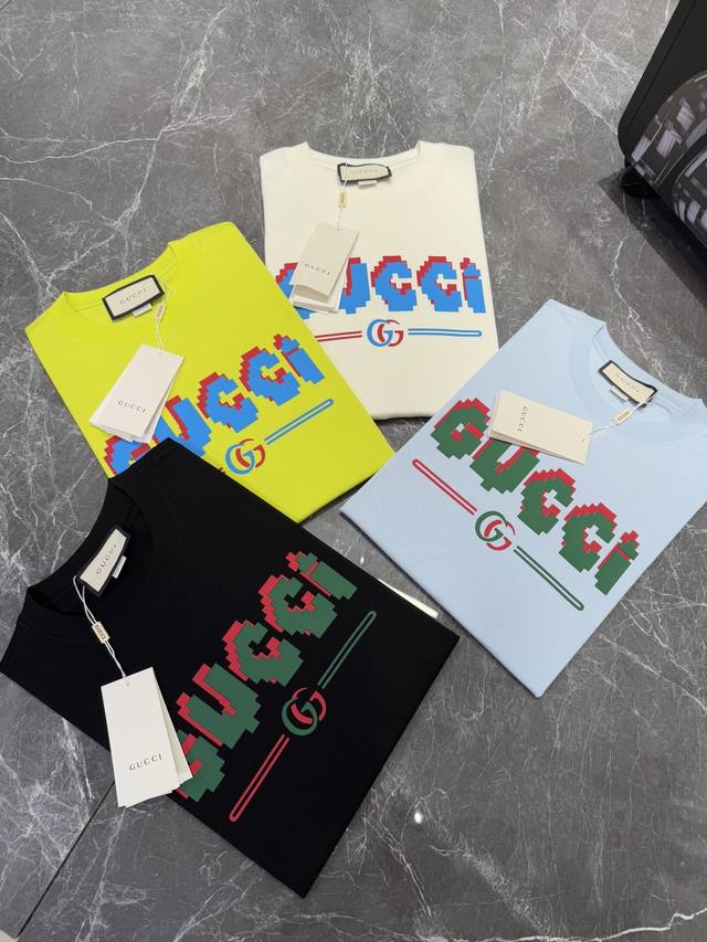 gucci 25Ss新款圆领T恤 定制品牌图形烫画工艺.平面硅胶色彩搭配犹如马里奥风格.减龄搭配.色彩搭配时尚好看.整体效果年轻有活力 优选 G纯棉材质精制而成