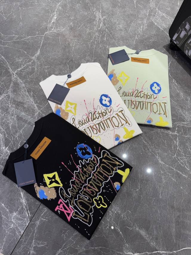 驴牌 25Ss新款纯棉短袖 品牌图形以标志性的元素做为特色 成就2025最火最潮的Icon..甄选 G舒适纯棉面料.定制螺纹.手感柔软上身舒适透气..驴家元素齐