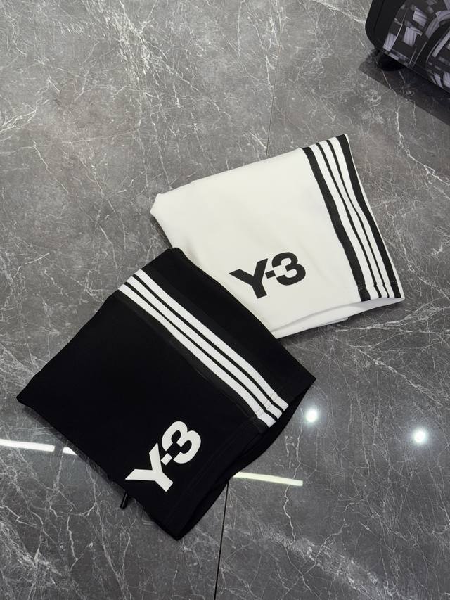 短裤 y-3*山本耀司超高品 2025S新款运动天丝五分短裤男女同款 休闲运动风格.Y3新推系列将条纹织带巧妙融入运动装设计 塑就一系列充满复古风情的运动风单品