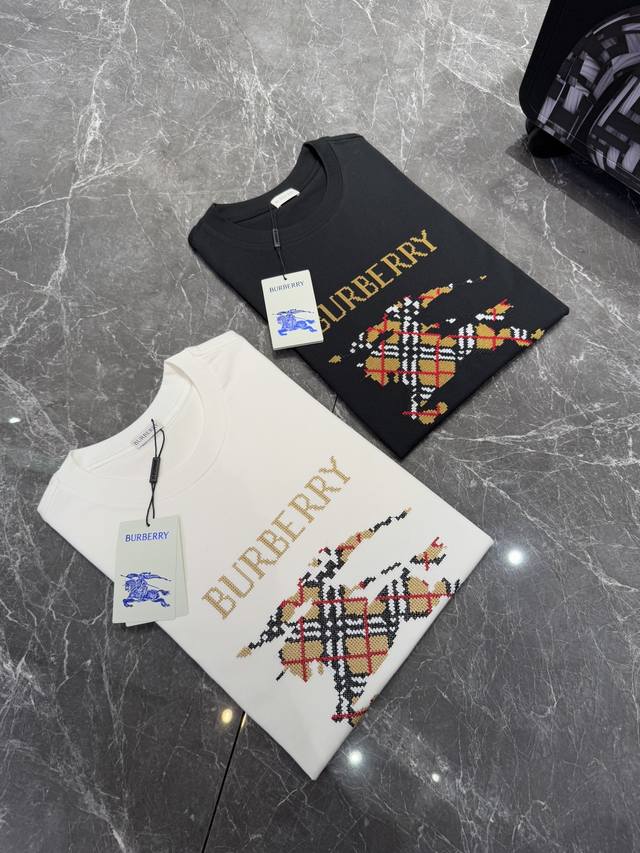 bbr 25Ss春夏新品T恤 经典万针刺绣战马时尚好看.整体效果年轻有活力 280G棉材质精制而成 着感手感都相当舒适.手感细腻有质感 颜色 黑色 白色 尺码