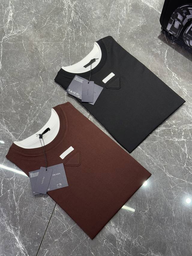 prada 25Ss春夏新品T恤 经典倒三角设计 假两件领口袖口设计 订制 液氨棉面料 上身舒适有型 颜色 黑色 白色 尺码 M-3Xl