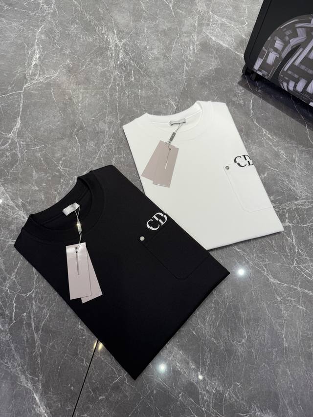 dior 25Ss春夏新品T恤 首发专柜最新款短袖圆领T恤 高端订制 设计前卫时尚 品牌Logo印花口袋设计 高端定制丝光云朵棉面料.手感柔软.穿着舒适.专柜级