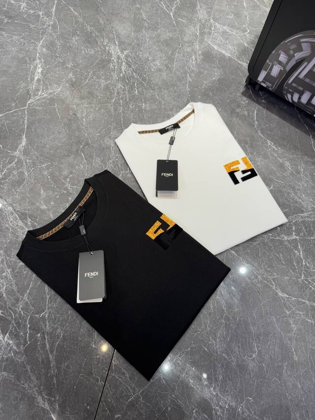 fendi 25Ss春夏T恤新品 立体牙刷绣设计 订制云朵棉面料.手感柔软.穿着舒适.专柜级别精致车线. 上身效果无敌帅气 型男必备单品 颜色 黑色 白色 码数