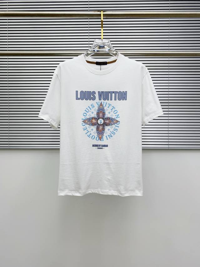 Lv2025夏季新款短袖T恤 个性艺术系列全网独家首发 百搭款细节处理完美纯棉面料十分精致 原版面料 网红明星同款高版本 高品质手感非常舒服 时尚又个性 超级百