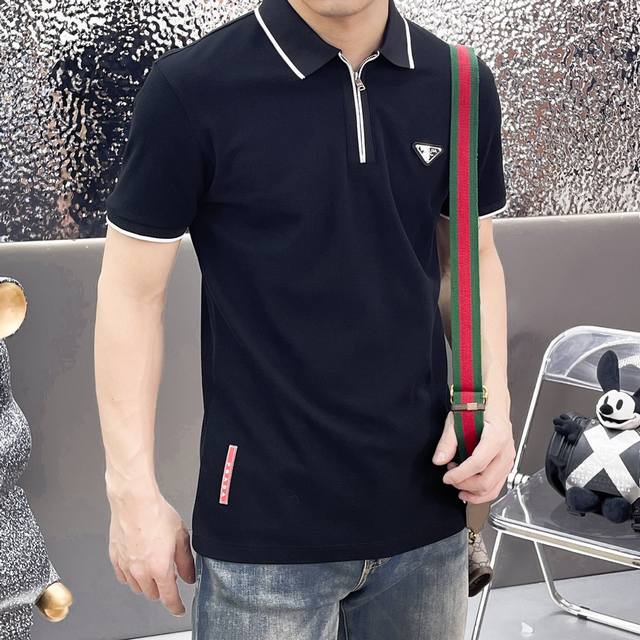 普拉达 高端货商务 白领 单位人士必入单品 休闲商务翻领短袖 科技面料 清爽透气体感非常棒 手感顺滑质感很棒 弹性好 无任何束缚感 面料自带透气网孔 吸湿排汗