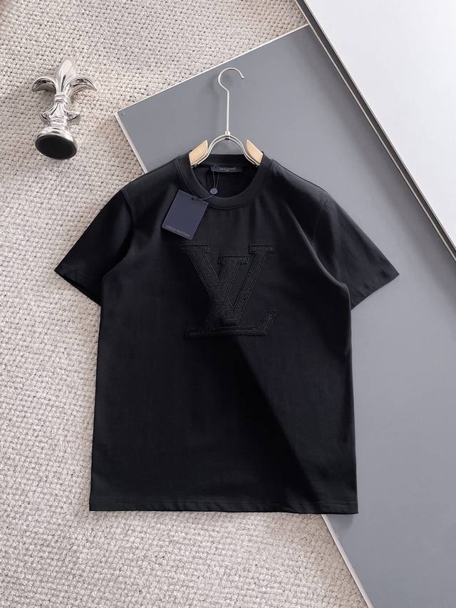 Sg Lv 高定面料 玉蚕丝般的丝滑 2025春夏新品上市时尚经典圆领短袖时尚单品设计 更加时尚舒适 高标准定制 上身非常有型 全新刺绣工艺 客供辅料 客供进口
