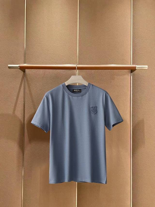 Sg Lp春夏最新系列 经典时尚设计元素 为全新系列注入满满活力 简约大气 这款T恤衫用心甄选客供进口100%棉面料制成 面料手感亲肤柔软细腻 拥有着无比舒适透