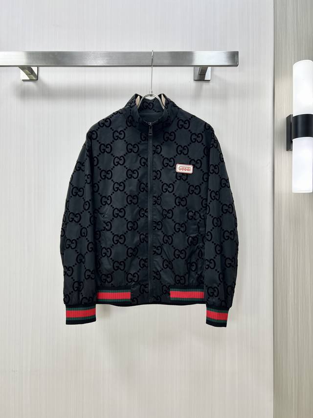 Gucci 古奇2025Fw早春新品 满印夹克外套 定制棉质面料打造 满身交织植绒花纹 全幅丝绒立体效果图案 中性剪裁版型 胸前硅胶标识徽章 经典撞色螺纹 刻字
