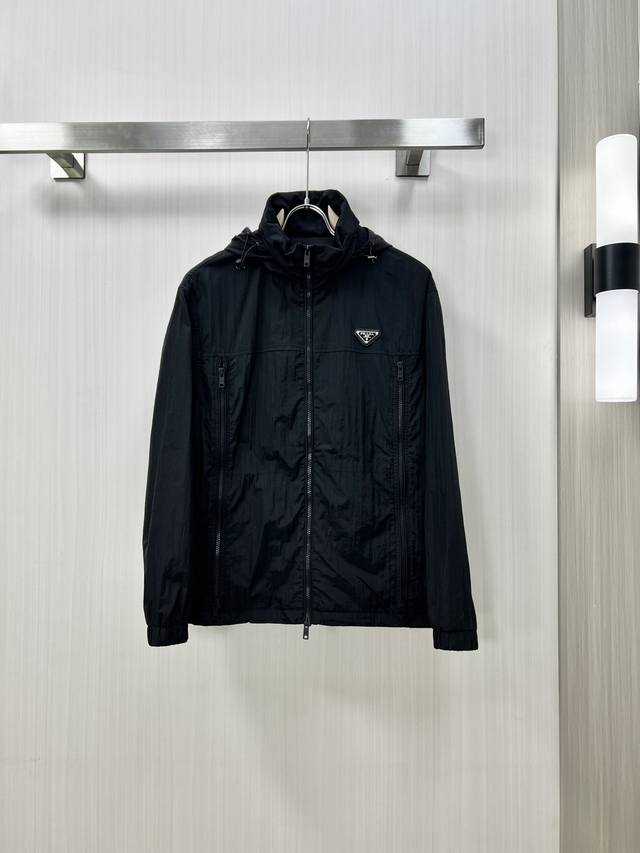 prada 普拉达 2025Fw早春新品 休闲连帽夹克外套 商务通勤休闲兼备 满足于日常各种穿搭 上身型款十足 满满的高级感 衣身两侧设计拉链口袋 这些设计都能