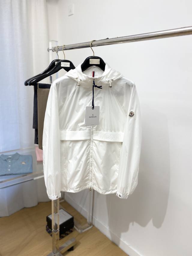 蒙口 2025开春新款男士夹克外套 原单三标齐全高端版本 专柜定制面料 透气舒适度高 细节无可挑剔 品牌元素设计理念 专业代购级体现高品质 手感细腻柔软 呈现休
