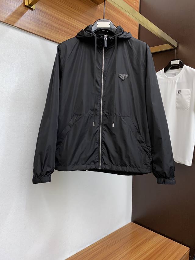 普拉达 25Fw开春新品夹克 Re-Nylon 再生尼龙外套 继上次爆款后又一精品之作 耐用灵活性高 能胜任日常通勤和户外的绝大部分环境 简单干练的剪裁以及独特