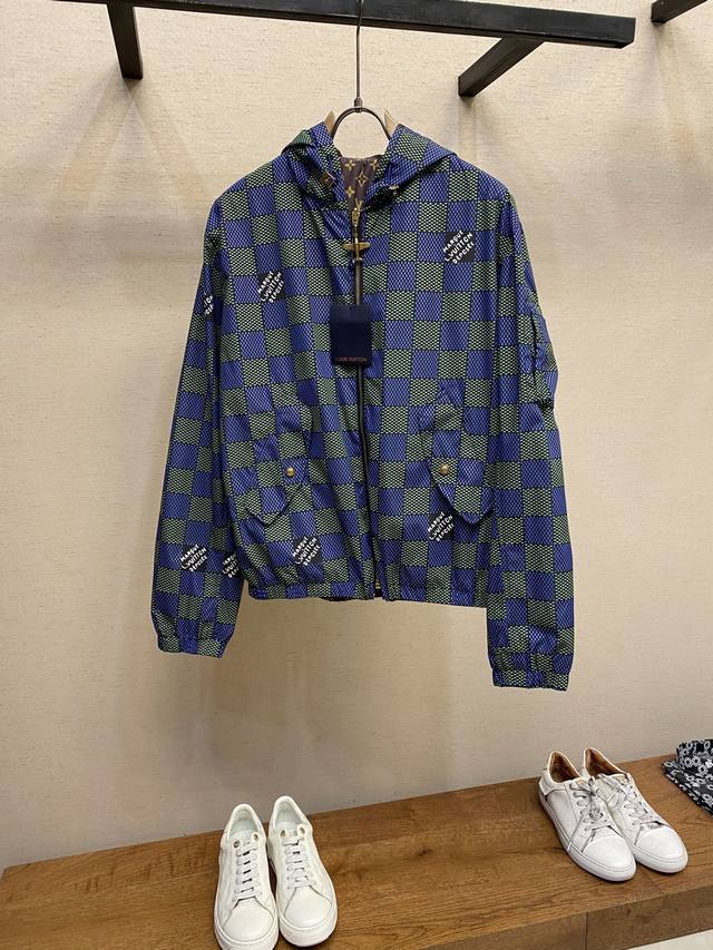 Lv 路易威登家族男士时装款轻便双面提花夹克外套 香港洋行渠道货 高端品鉴级产物 官柜主推展示 25年早春新品 明星级爆款 整体的设计风格有着强烈的菲董标签 创