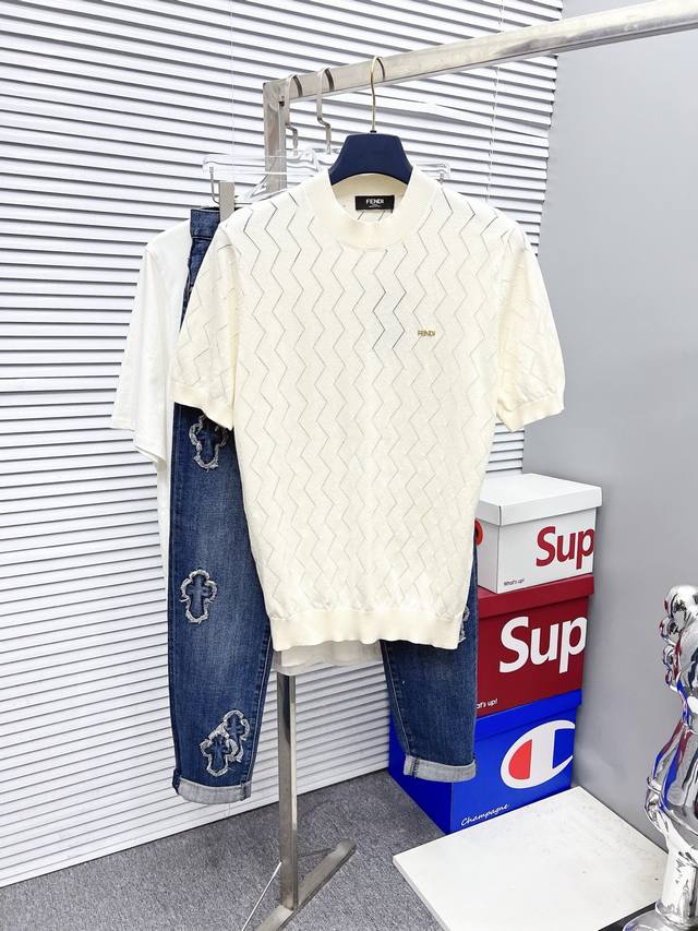 Fendi 芬迪 25Ss新款针织短袖 超经典设计 简约没有任何多余累赘感 衣橱不可缺少的一件百搭单品 采用优质羊毛制作而成 穿身上超级舒适 前卫又实穿 精致完