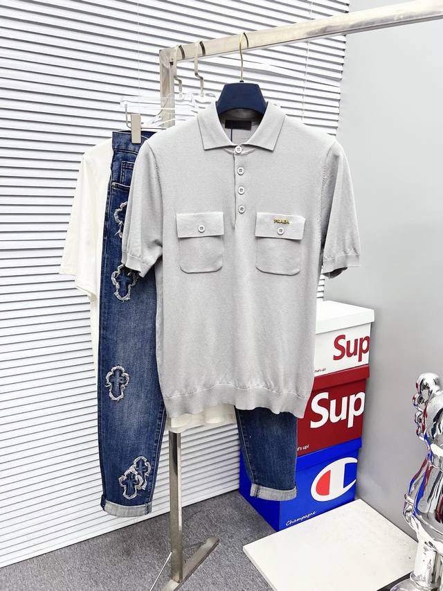 prada 普拉达 25Ss新款针织短袖 超经典设计 简约没有任何多余累赘感 衣橱不可缺少的一件百搭单品 采用优质羊毛制作而成 穿身上超级舒适 前卫又实穿 精致