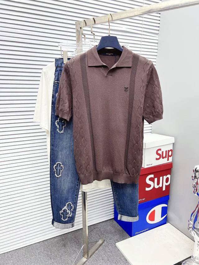 Lv 25Ss新款针织短袖 超经典设计 简约没有任何多余累赘感 衣橱不可缺少的一件百搭单品 采用优质羊毛制作而成 穿身上超级舒适 前卫又实穿 精致完美工艺 时尚