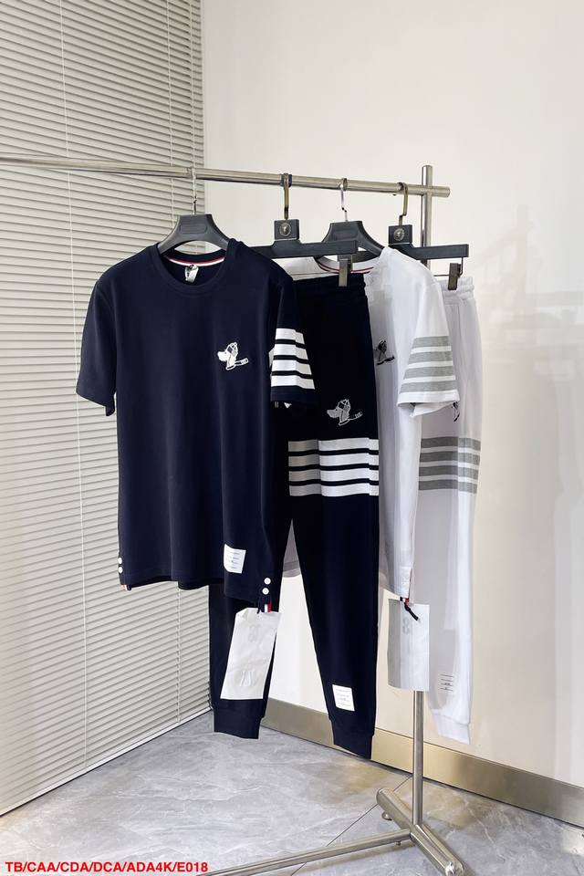 Shi Tb Thom Browne 汤姆 布朗 24初夏新品 专柜同步爆款休闲短袖套装 本季必入百搭款式 上身极为出挑 超级百搭款 原版1:1复刻 三标齐全