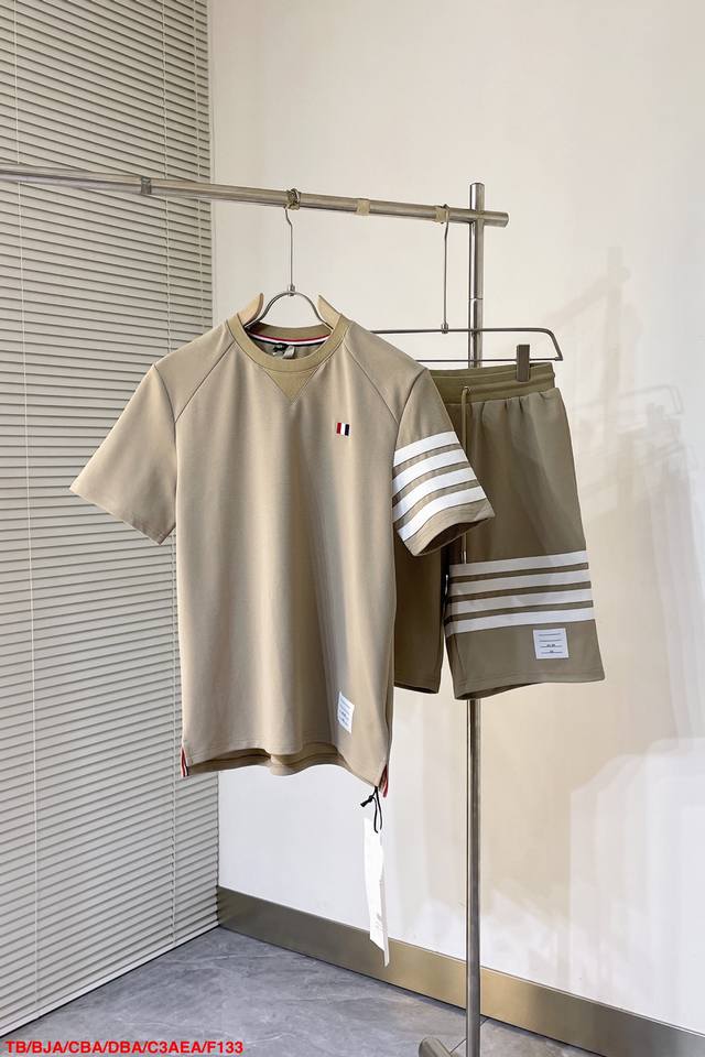 Shi Tb Thom Browne Tb Ss春夏四条纹三色标识限定版经典系列短袖短裤圆领套装定制原版梯级面料 洗水定型 Thom立体三色条纹精密绣花工艺 经