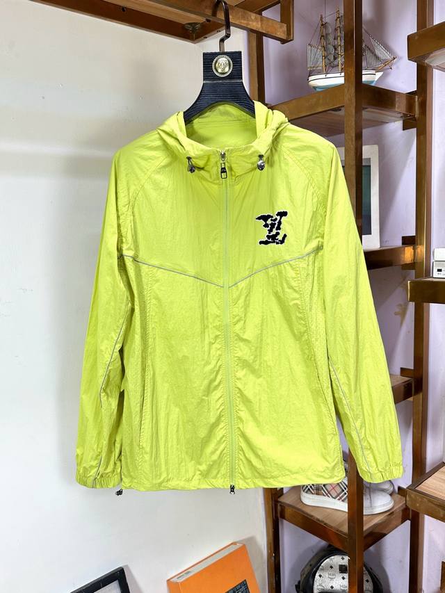Sdi Lv路易威登2560春夏新款男士防晒服轻薄外套 独特订制防晒四面弹面料 卓越的弹性与回弹性 四向拉伸 面料在经纬 横向与纵向及对角线方向均具备弹性 适应