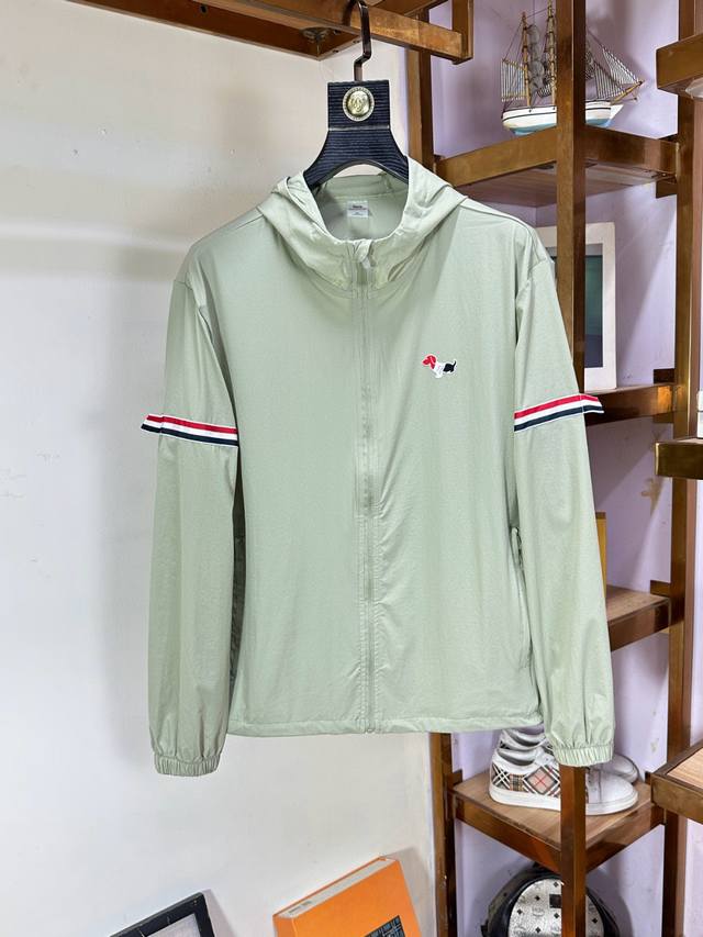 Sdi Tb汤姆布兰2560春夏新款男士防晒服轻薄外套 独特订制防晒四面弹面料 卓越的弹性与回弹性 四向拉伸 面料在经纬 横向与纵向及对角线方向均具备弹性 适应