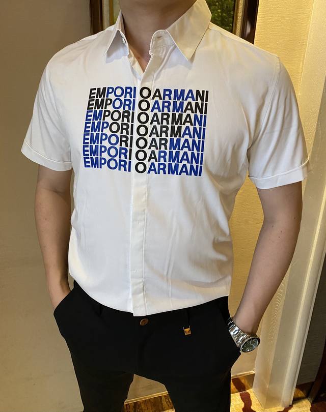 Haiyu 阿玛尼 今年夏季新款衬衫 官网同步 彰显出现代又个性的时尚魅 上身效果随意搭配都是那么的帅气 采用支定制俯绸棉 高端衬衫专门面料 质感柔软舒适 立体