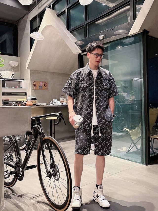 衣服 裤子 驴家新款 提花满印 立体贴布Logo套装 全衣采用定织重磅牛仔面料 独立五金开模成衣重工水洗 耐水性强耐磨性佳印刷暗花字母立体整体效果好 整体洗水后