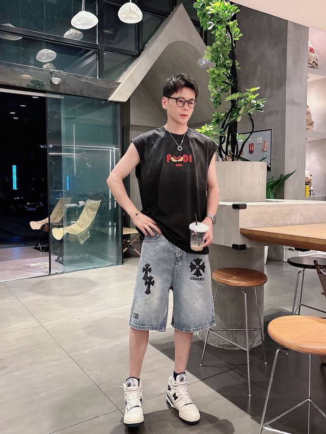 裤子 衣服 Fendi芬迪小恶魔眼刺绣加绒 胸前经典刺绣设计 搭配字母标识进口刺绣工艺 领口 骨位 下摆 手工磨破 上半身喷马骝 做工精致 采用新款纯棉面料 手