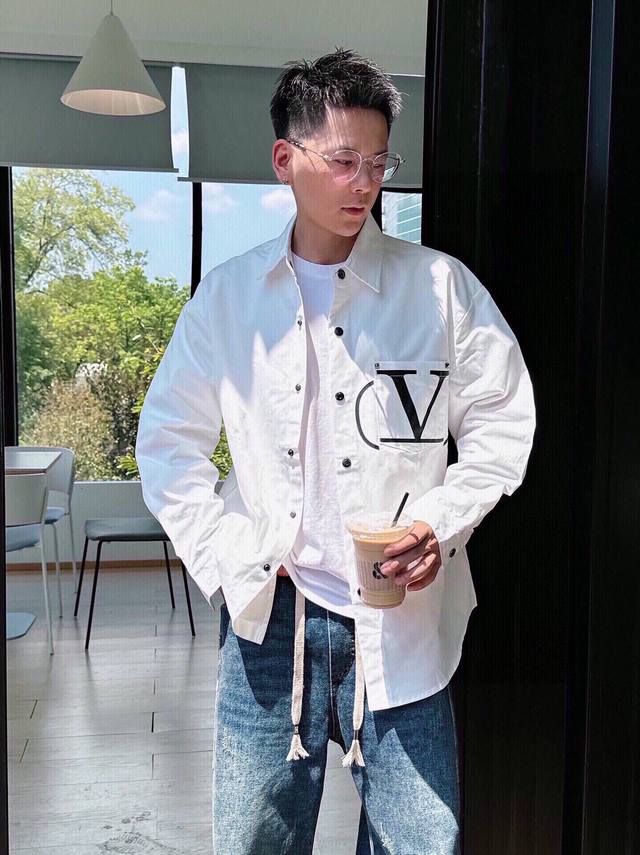 Vtaenlitn高定款 华伦天奴 新款衬衫 打造时装艺术感 立体剪裁修身版型 上身效果很帅气 微彰显品位 整体细节可以对比 效果非常有型 单穿内搭都个性出众