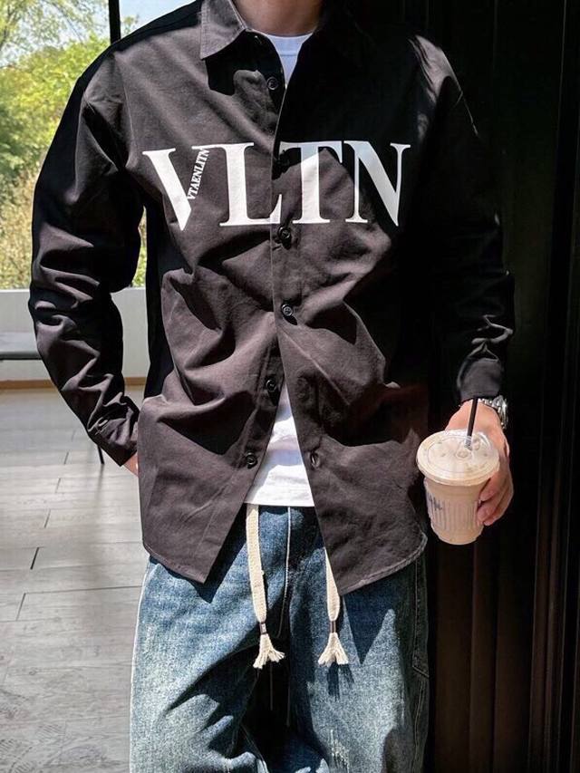 Vtaenlitn高定款 华伦天奴 新款衬衫 打造时装艺术感 立体剪裁修身版型 上身效果很帅气 微彰显品位 整体细节可以对比 效果非常有型 单穿内搭都个性出众