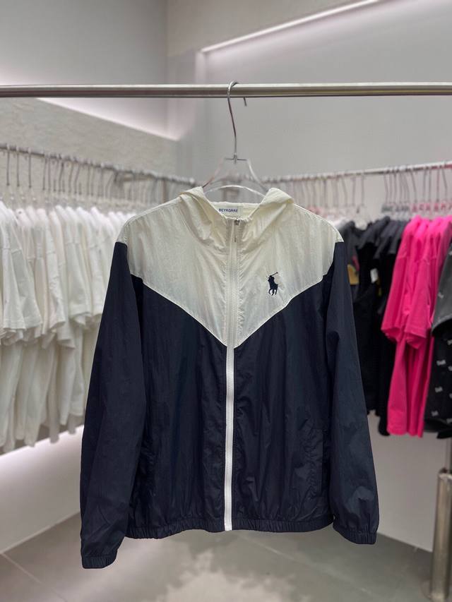 巴宝莉 新款防晒服 穿着性极高 百搭款 定制防晒面料具有良好的透气性 手感软糯舒适 款式简约而时尚 上身效果挺括有型 穿着起来更加高级 防晒面料不仅能遮挡紫外线
