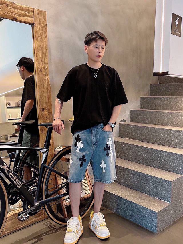 裤子 克罗心限定拼皮洗水牛仔裤 迈阿密限定牛仔裤 整件的十字皮是由手工去车的_区别版本 重磅的一款黑 蓝牛面料 厚度适中且有质感 中古金属银标装饰 牛仔埋线专机