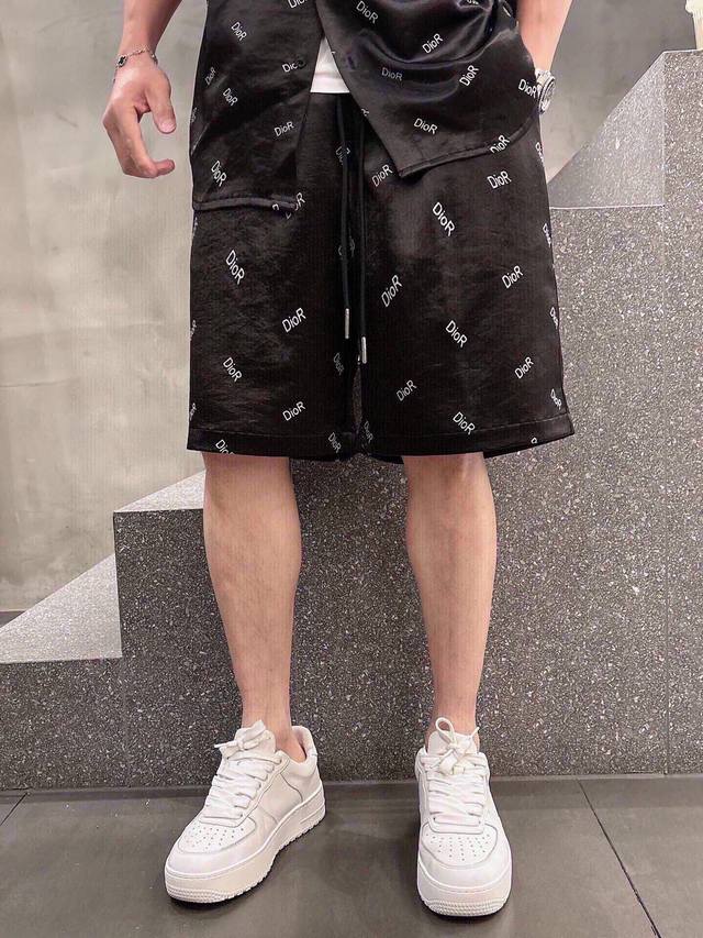 裤子 衣服 D家新款休闲裤 品牌经典Logo 定制高品质280克醋酸面料套装 高支高密 面料很厚实的 做了防勾丝处理 手感跟真丝一样舒适度极好 手触感 烈 辦识