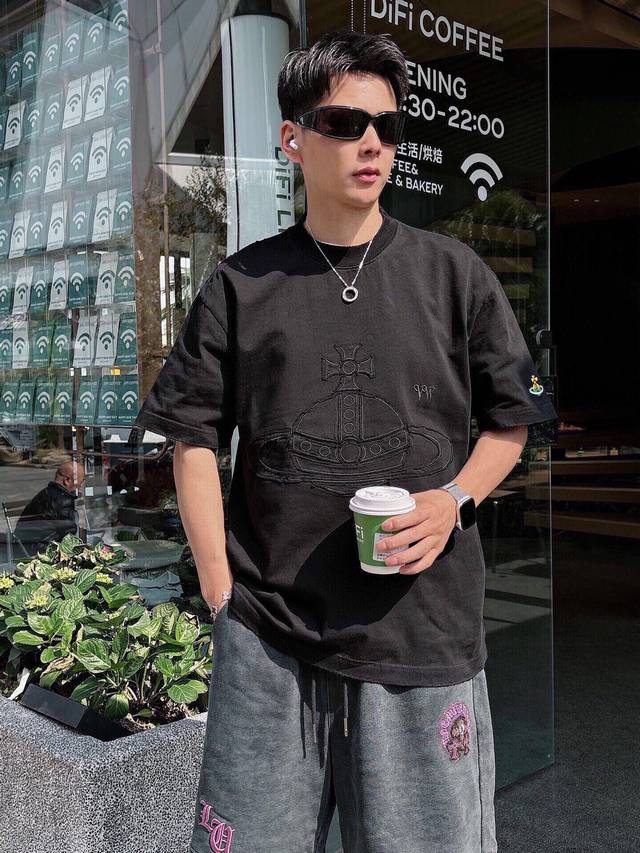 Vivienne 西太后土星短袖 立体贴布刺绣工艺 做旧水洗手工磨破 富有朋克精神的士星物语 宽松版型 男女同款 颜色: 黑色 白色 玫红 绿色 码数:M-3X