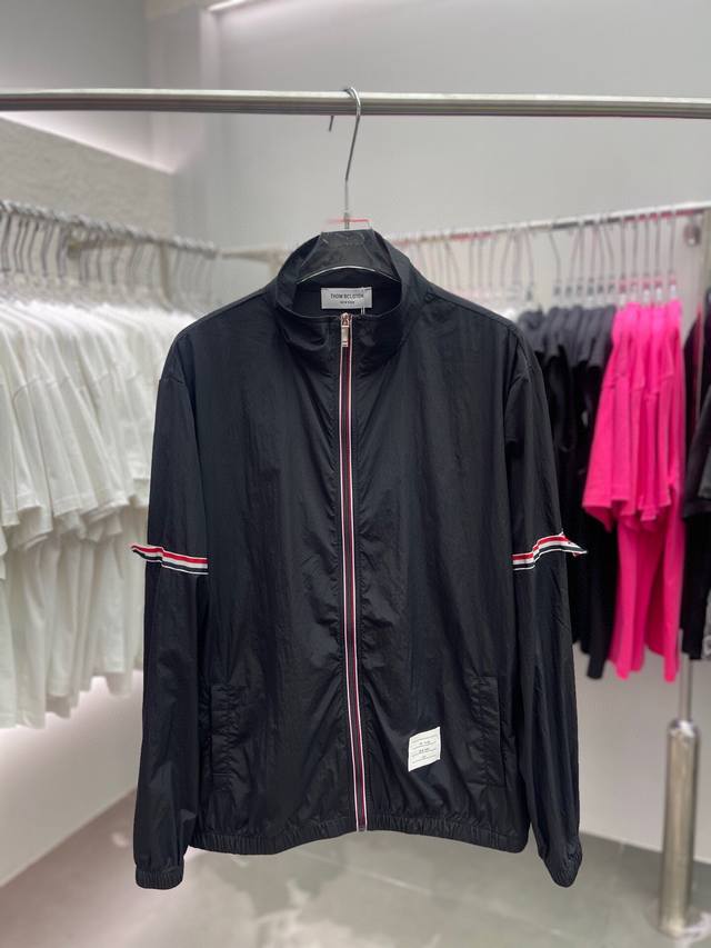 Thom Browne Tb经典双袖标织带条纹高级薄款防晒服外套 面料采用高级定制薄款防晒抗紫外线 面料透气抗皱 舒适冰凉感十足 版型适合男女同款 可宽松可修身