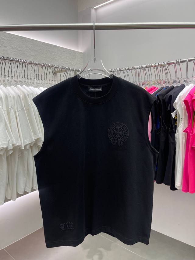 克罗心 高定款 新品短袖背心 帅气时尚 胸前 立体 绳绣 图案Logo 简约百搭款 面料棉 不仅挺括 保持潮流的廓形 又穿着舒适 纱织更细腻 男女同款 颜色:黑