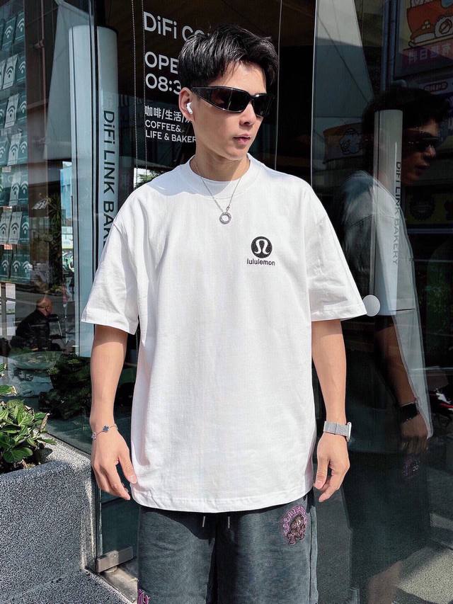 Lululemon 刺绣立体Logo短袖T恤 高级腔调的高阶短袖 辨识度超高的一件 自带时髦Bgm 将简约玩到极致 立体层次感结合休闲版型 碰撞出不一样的高阶时