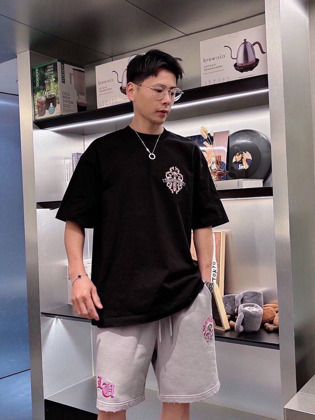 Ch克罗心Ss早春新款 梵文刺绣Logo短袖圆领T恤 男女同款 轻奢高级 百搭又显瘦 320克重磅高克重洗水面料 男女都可轻松驾驭 上图必卖款 颜色:黑色 白色