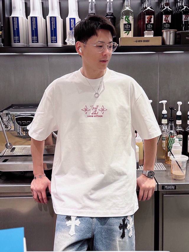 V家爆款圆领T 顶级元素融合打造 经典潮男时尚 无论是上身舒适度都是无可比拟的存在 可以说夏日必备 并且时尚性更强轻松打造时髦穿搭的超强单品 诠释你的奢华与品位