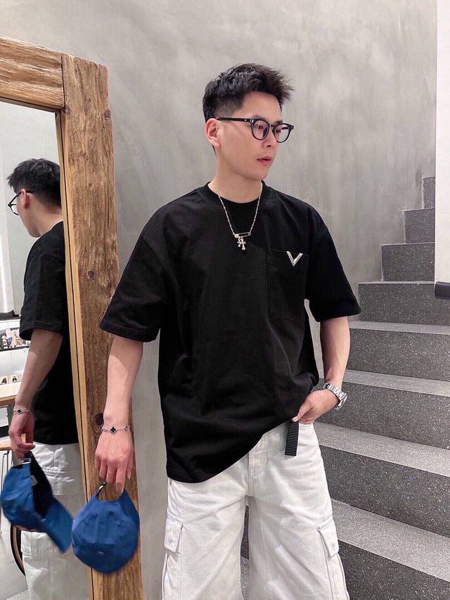 Vtaenlitn高定款 华伦天奴 新款短袖 打造时装艺术感 立体剪裁修身版型 上身效果很帅气 微彰显品位 整体细节可以对比 宽松版 效果非常有型 个性出众 男