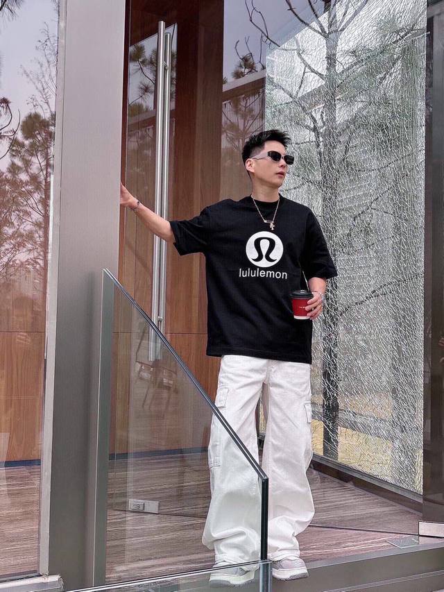 Lululemon 烫钻立体Logo短袖T恤 高级腔调的高阶短袖 辨识度超高的一件 自带时髦Bgm 将简约玩到极致 立体层次感结合休闲版型 碰撞出不一样的高阶时