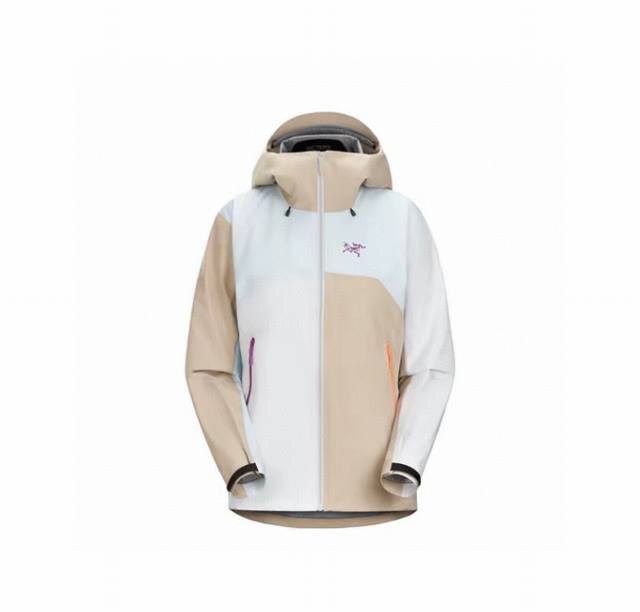 Beta Light Weight 7色齐发 arc'teryx始祖鸟 Beta Light Weight系列 在广袤的大自然中 无论是细雨绵绵的山林小径 还是
