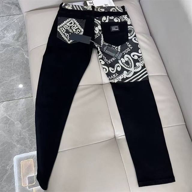 oc-712 dg杜嘉班娜印花Logo春夏新品薄款牛仔裤 专柜主推黑牛仔裤奢华感十足皮标Dg五金 爆款 帅气高端轻奢经典修身小直筒版型裁剪设计男士板型十足腔调.