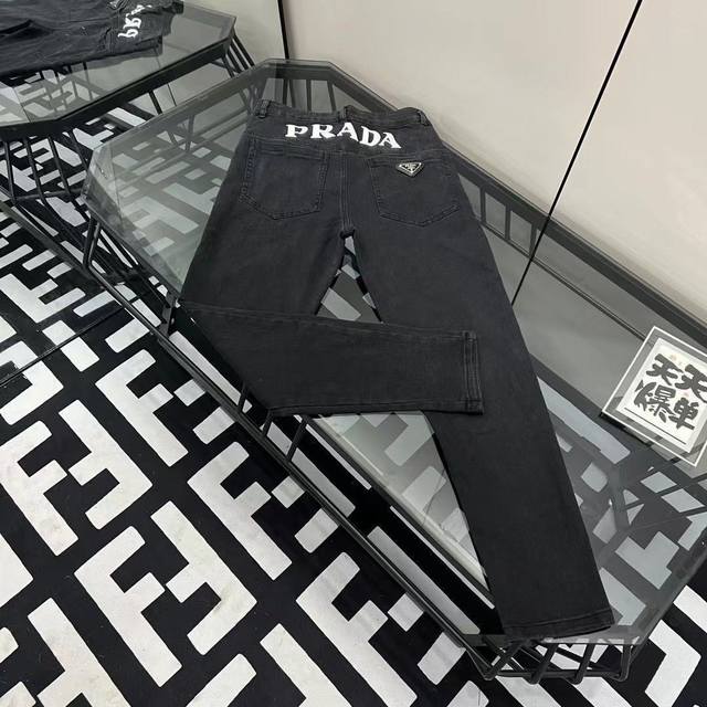 oc-628 普拉达 春夏新品男士牛仔裤 面料弹性好 独家发售 官网同步 时尚优雅 采用原色酵母水洗工艺 精选进口重磅丹宁牛仔面料 配专柜五金装饰 B真皮皮牌