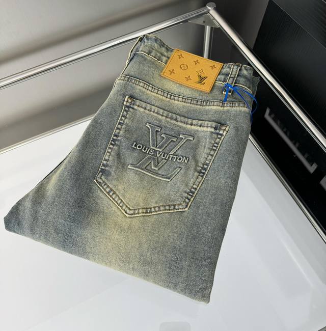 oc-447 Lv路易威登 新款压花字母Logo牛仔裤 外贸渠道货 定制面料 客供五金Yb开模定做 钉扣配套做旧古铜色 感觉非常到位 三标齐全 面料微弹 有质感