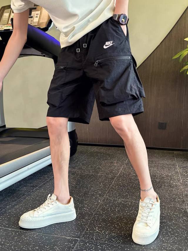 款号 Wkd48 nike 耐克夏季短裤 多口袋短裤 潮流短裤 全身口袋设计 腰部松紧腰使用 宽松版型设计 标志性印花Logo 面料做工细节非常Nice 衣橱必