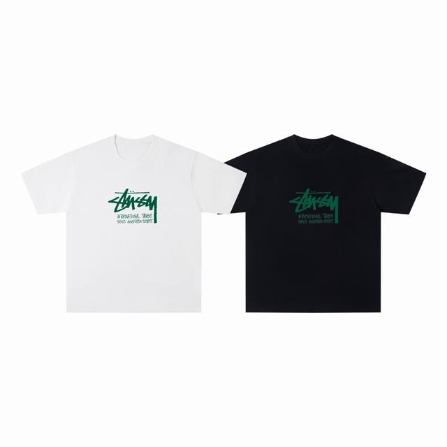 款号:Wkd41 斯图西Stussy 25Ss夏季绿色字母新款基础宽松短袖T恤 男女情侣同款 整体的设计简洁大气 胸前大印花图案让整件衣服的冲击感更佳更显潮流